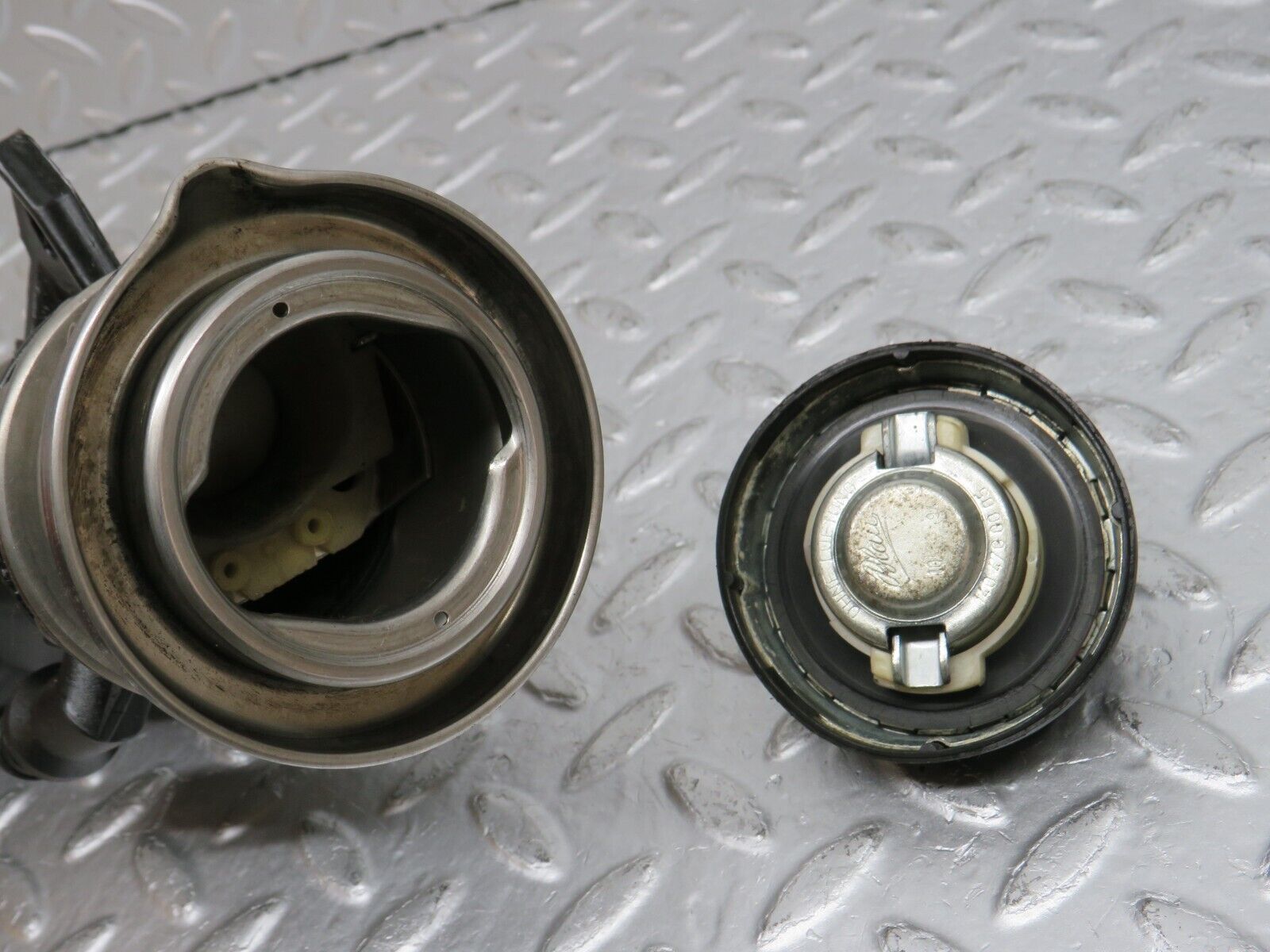 33286 Mercedes-Benz W202 C180 Fuel Tank Filling Pipe & Cap 2024700320