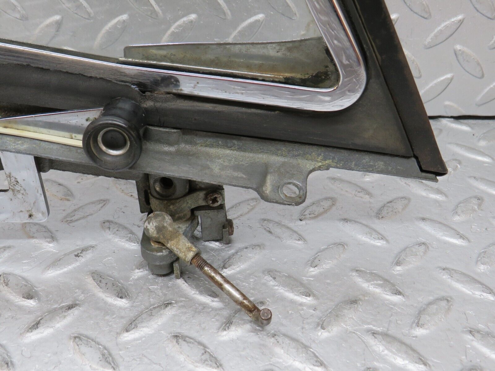 35798 Mercedes-Benz W108 Front Left Quarter Window