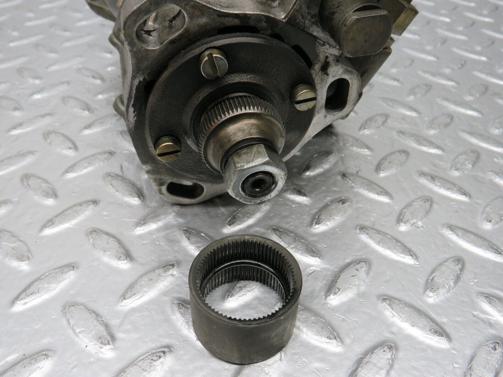 31102 Mercedes-Benz W123 200D Diesel Fuel Injection Pump Bosch 72210320 0400114074