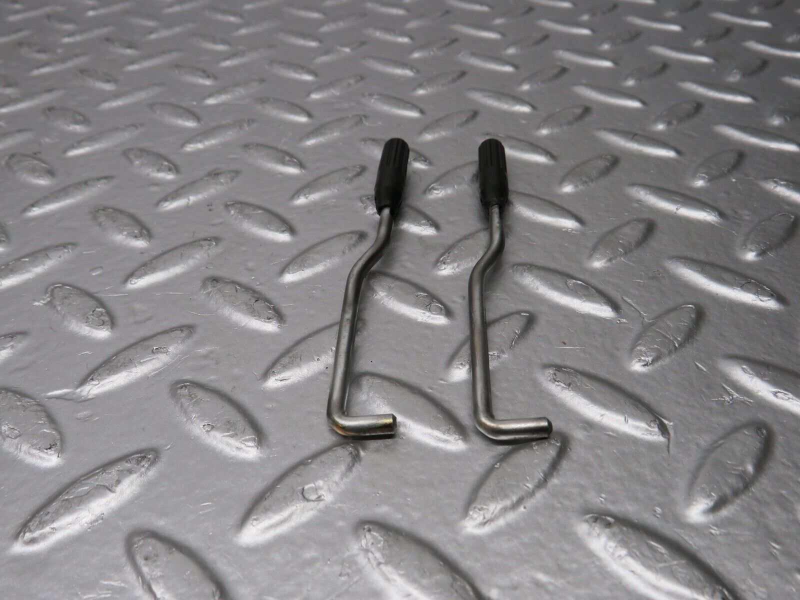 31628 Mercedes-Benz W201 190LE 1.8L Front Door Lock Knob Pair