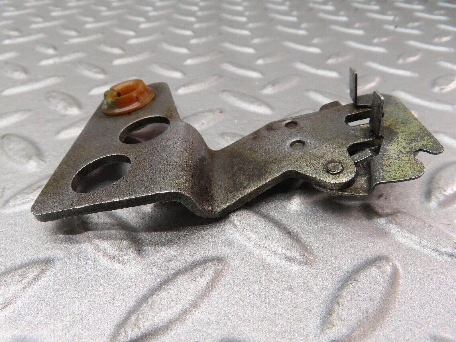 17814 Mercedes-Benz W116 450SEL Gearbox Linkage Bracket