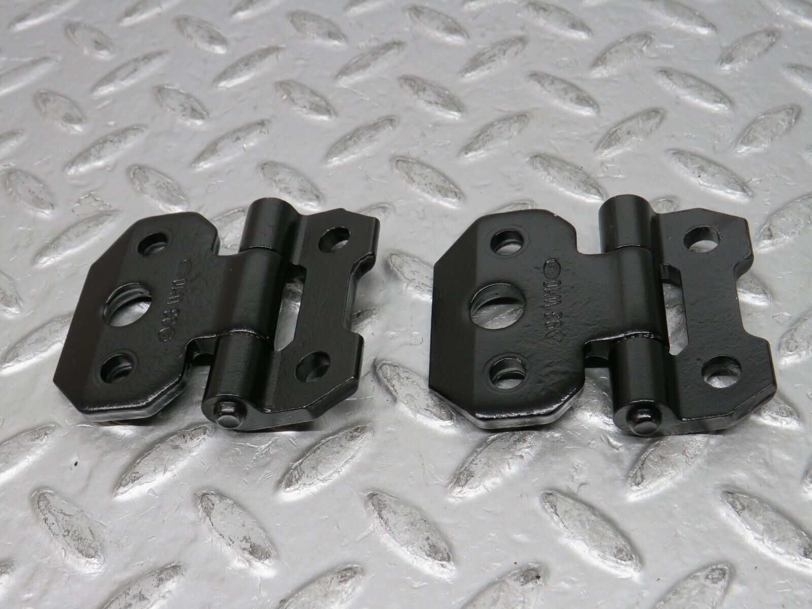 31784 Mercedes-Benz W201 190LE 1.8L Right Door Hinge Pair