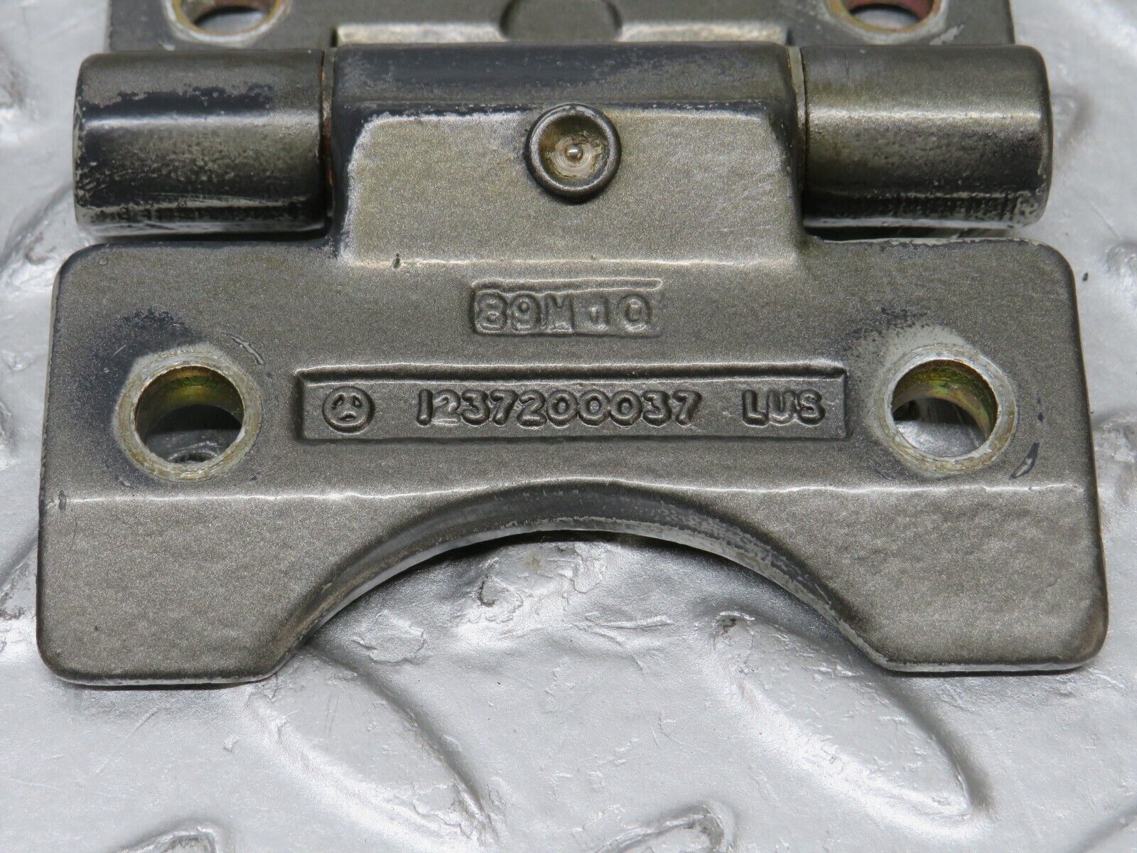 36072 Mercedes-Benz W126 420SE Door Hinge 1237200037