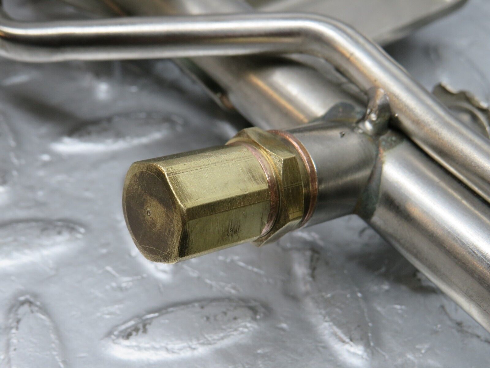 39441 Mercedes-Benz R129 320SL Coupe Fuel Injector Rail With Fuel Pressure Regulator 1040701395