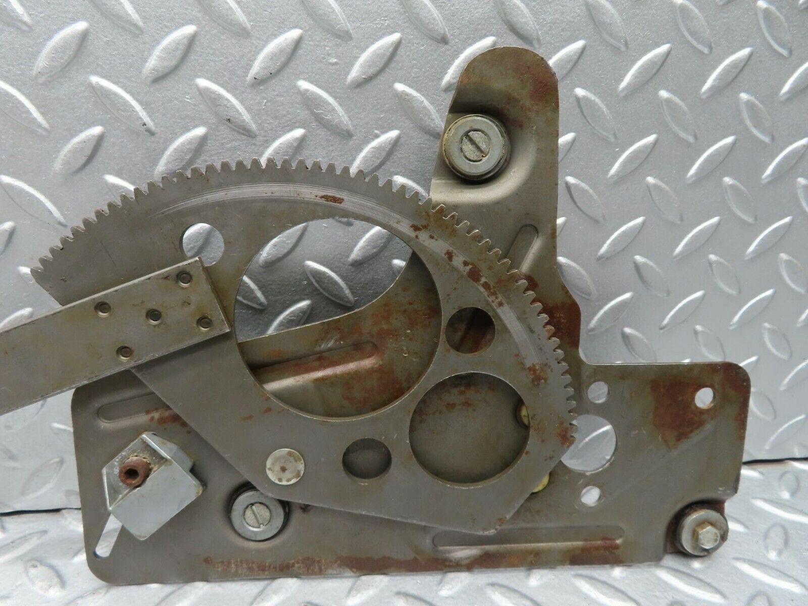 16641 Mercedes-Benz C107 380SLC Rear Left Power Window Regulator 1076700903