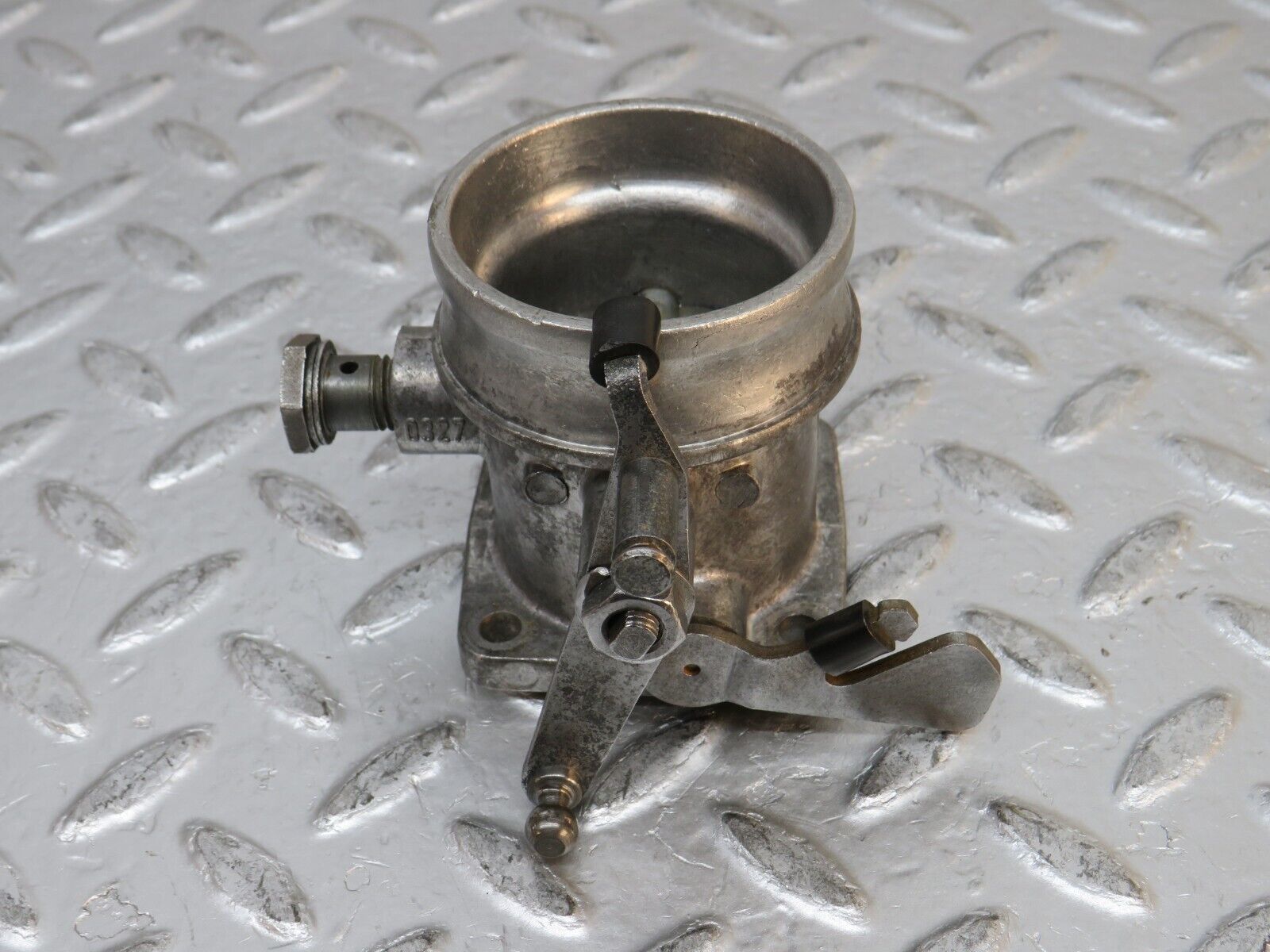 0331 Mercedes-Benz W123 220D Throttle Body 6150700227