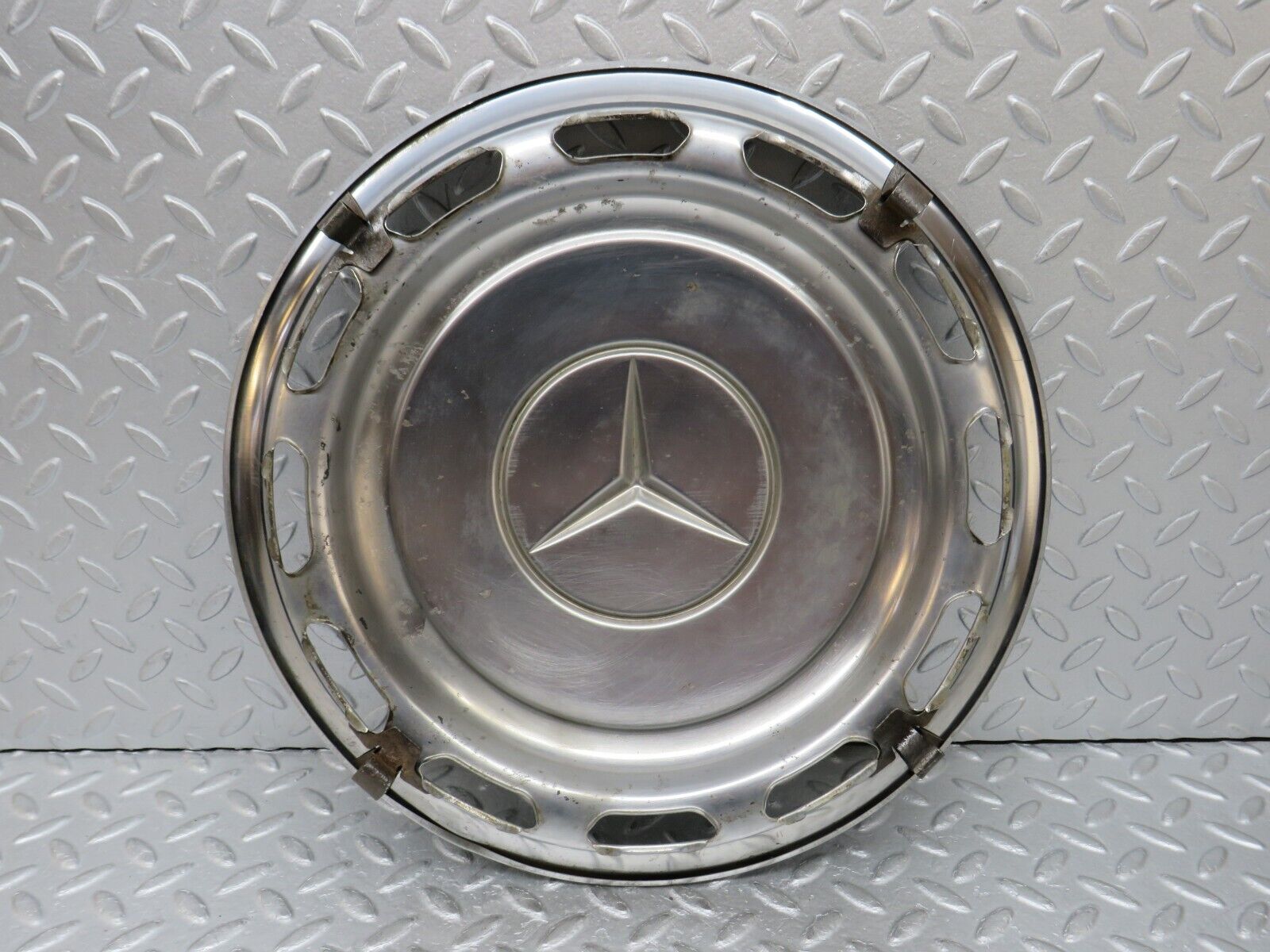 37464 Mercedes-Benz W109 300SEL Wheel Hub Cap 14"