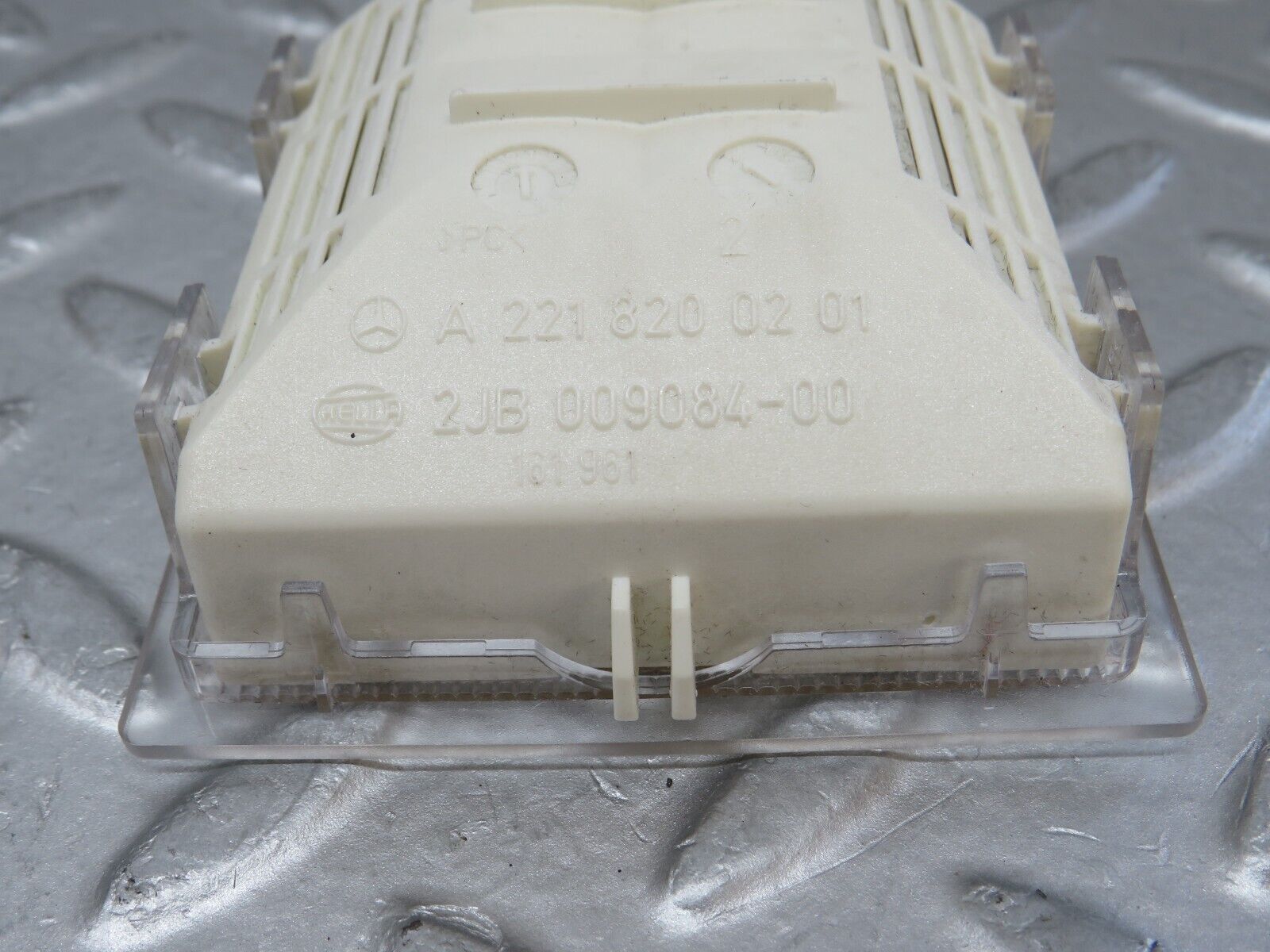 35138 Mercedes-Benz W221 Glove Box Light 2218200201