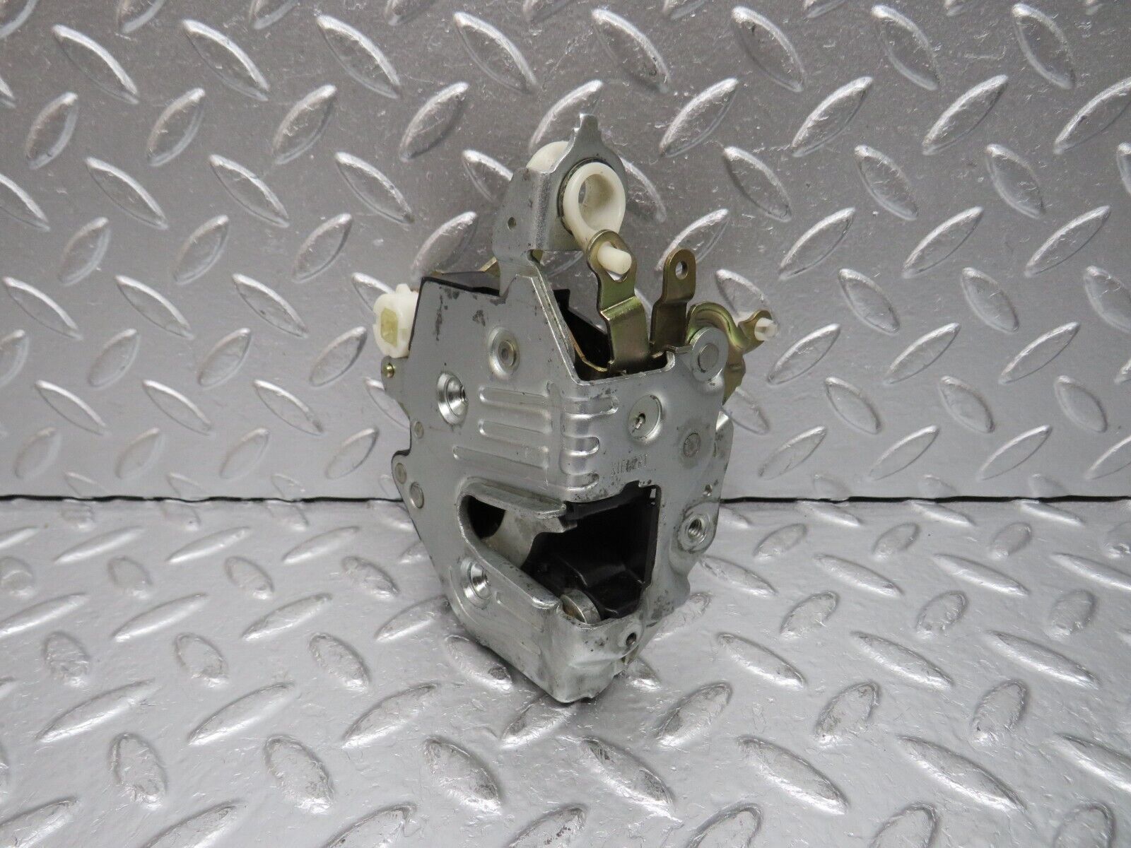 32453 Mercedes-Benz S124 300TE Wagon Front Left Door Lock Mechanism