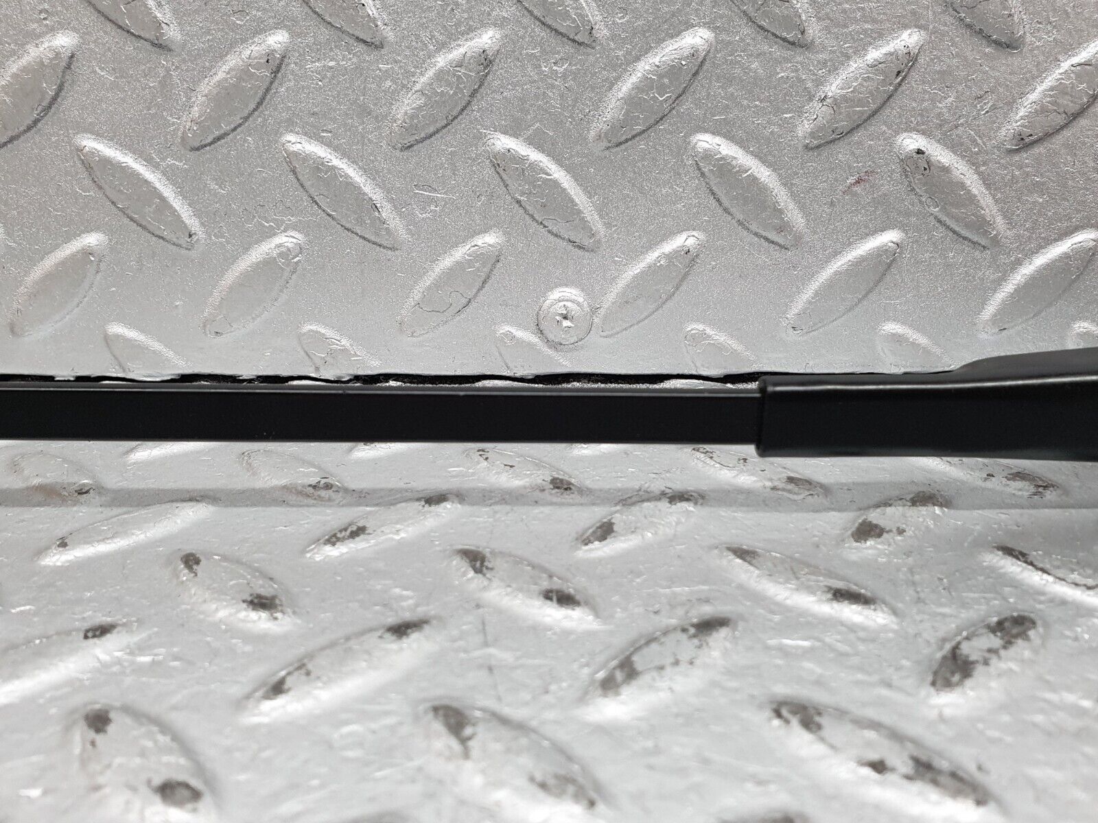 41209 Mercedes-Benz W126 300SE Windscreen Wiper Arm Left Side