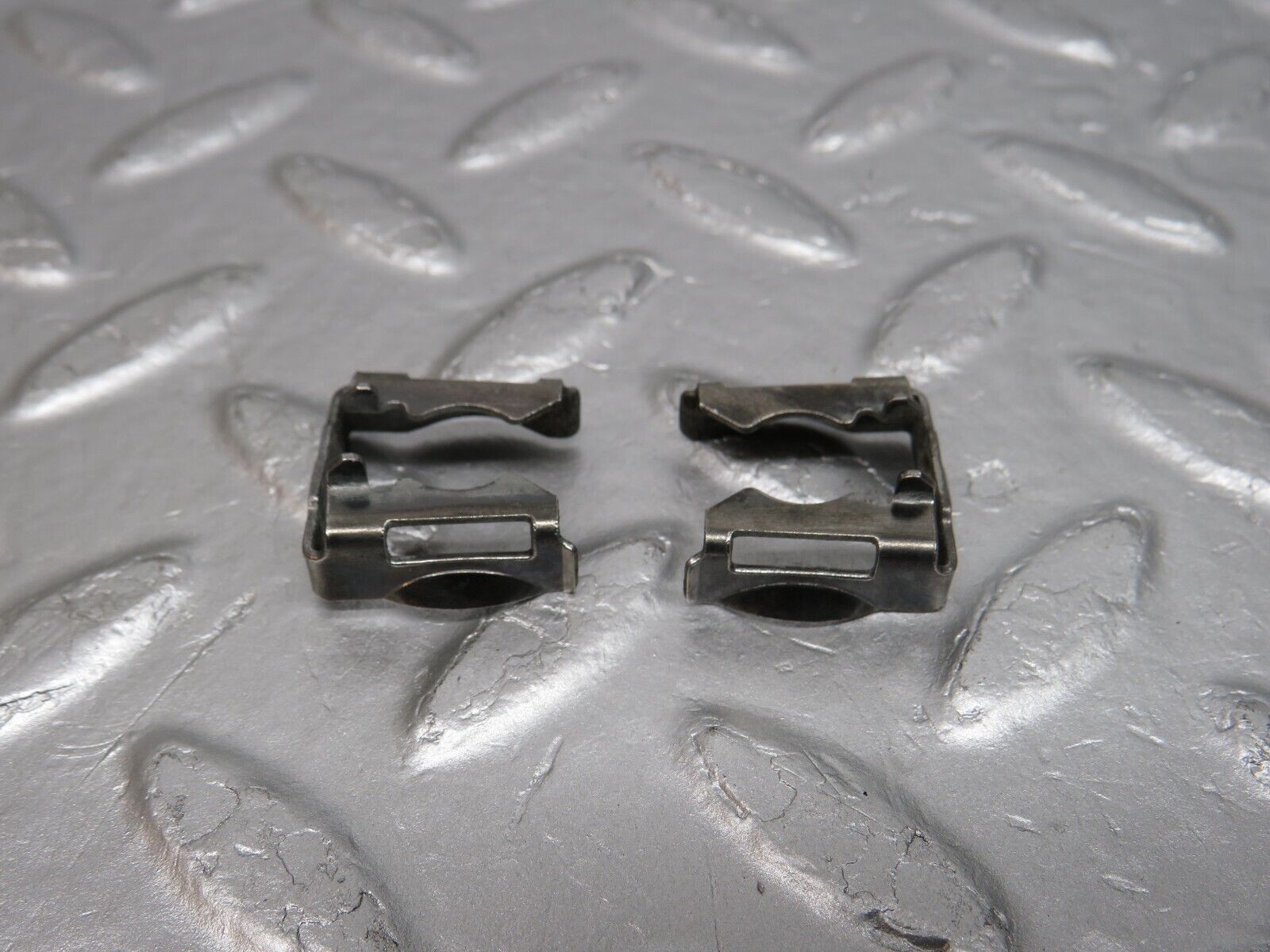 39778 Mercedes-Benz R129 320SL Coupe Fuel Injector Bracket 2x