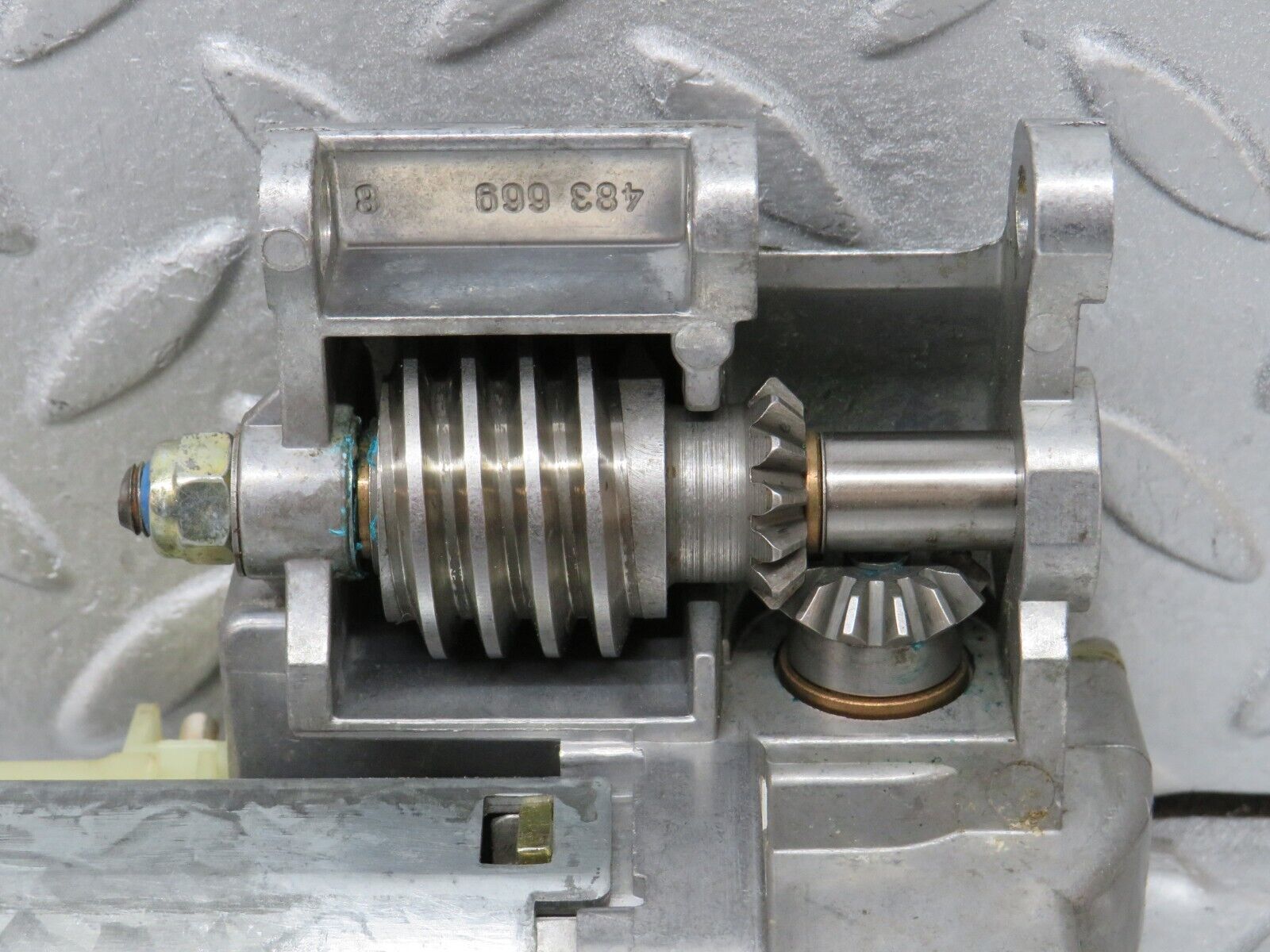 37989 Mercedes-Benz A124 320E Cabriolet Steering Column Adjustment Motor 1264600325