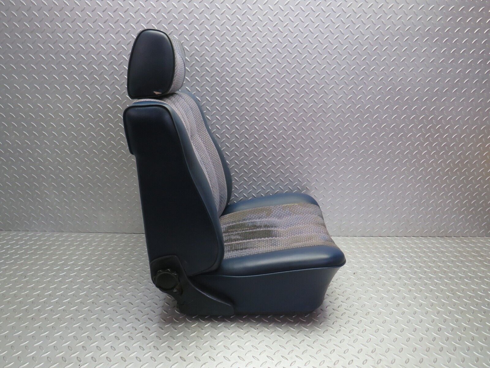 31135 Mercedes-Benz W123 200D Front Right Driver Seat Blue