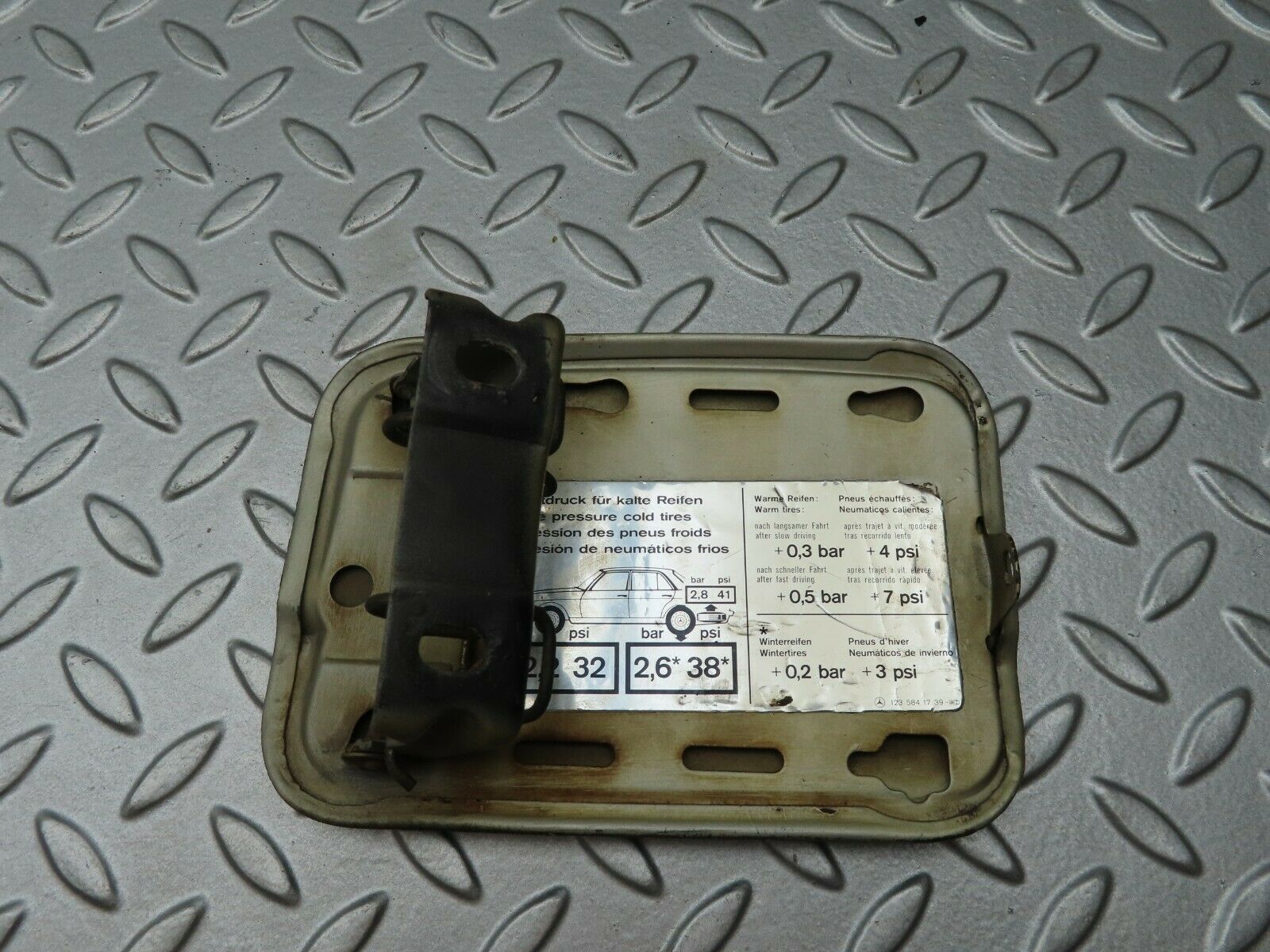 4076 Mercedes-Benz V123 240D LWB Fuel Tank Flap Cap 1235841739