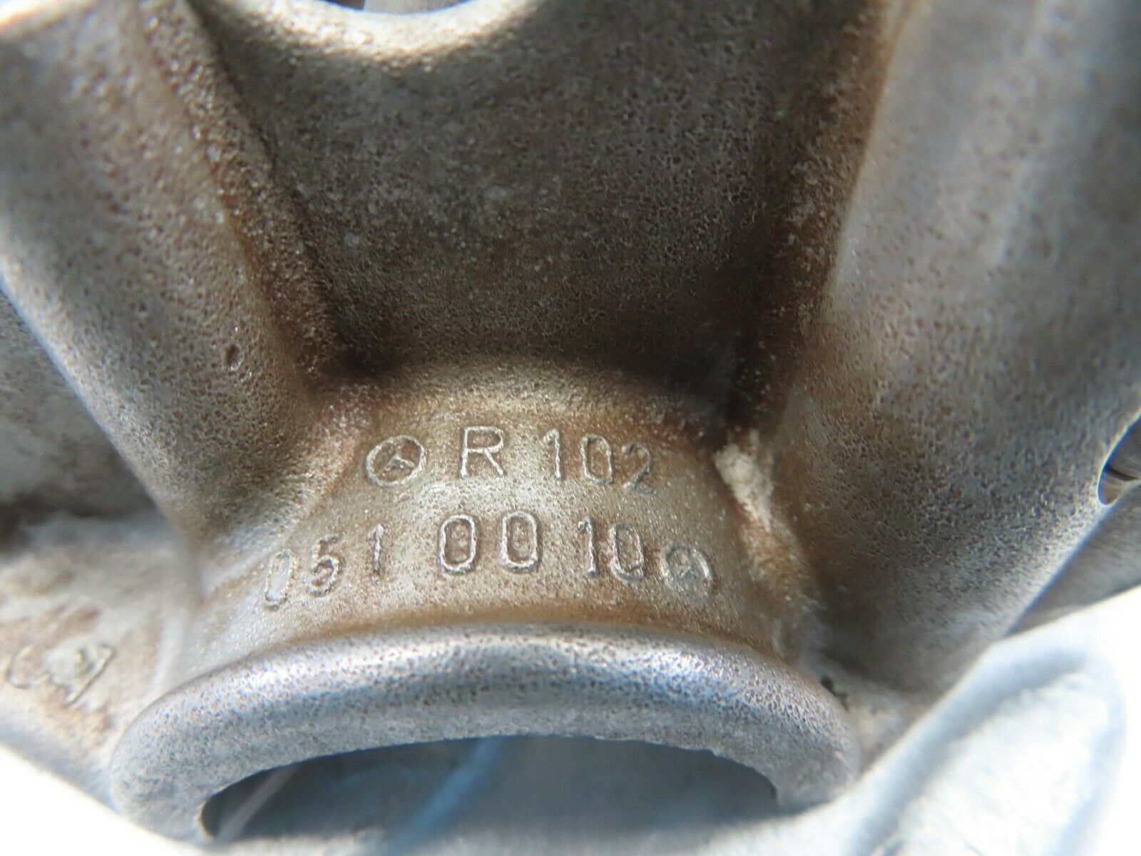 10073 Mercedes-Benz C123 230CE Coupe Rocker Arms Camshaft Bearing Block 1020510010