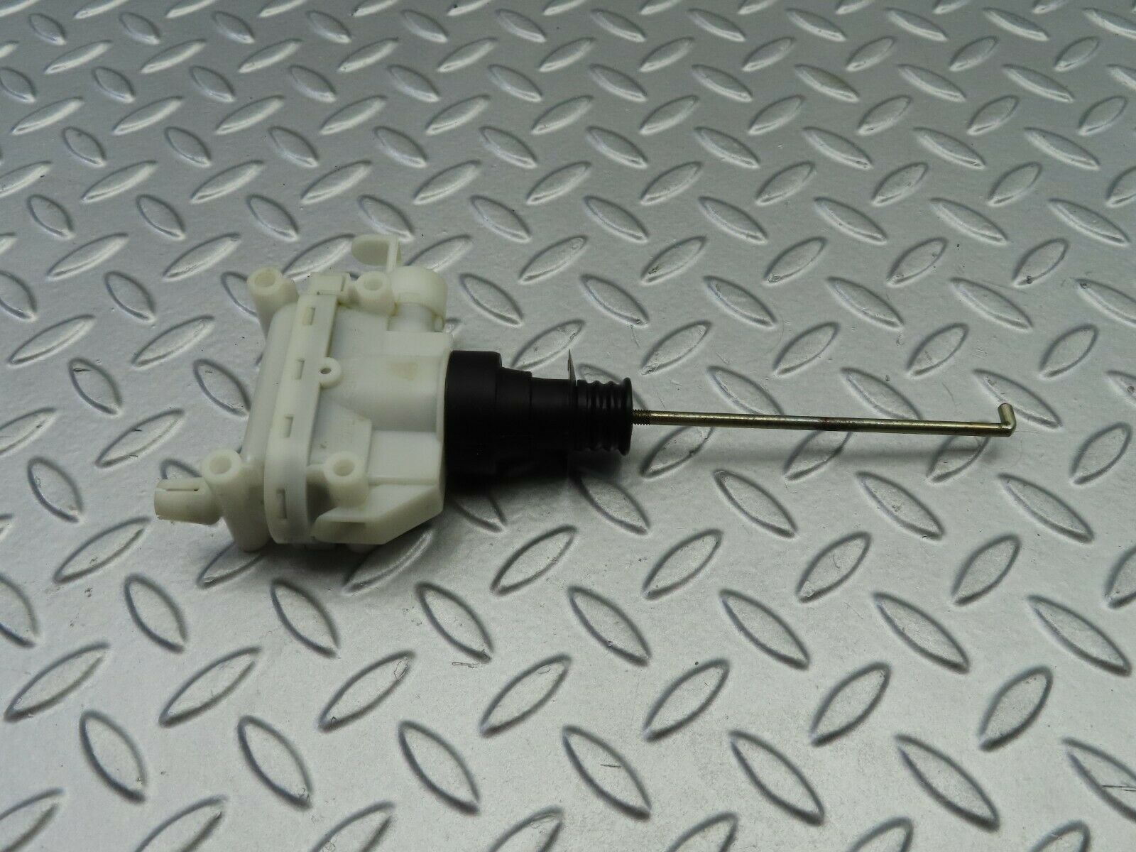 6576 Mercedes-Benz S124 E220 Wagon Trunk Lock Vacuum Actuator