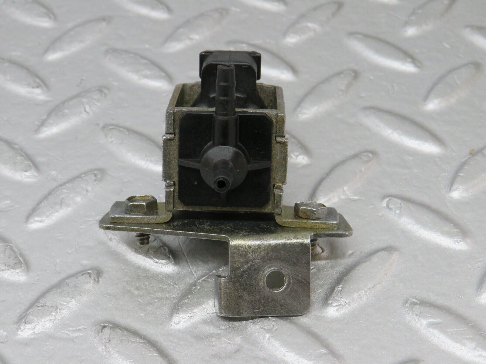 36583 Mercedes-Benz W201 190E 2.0L Vacuum Control Valve 0015408697