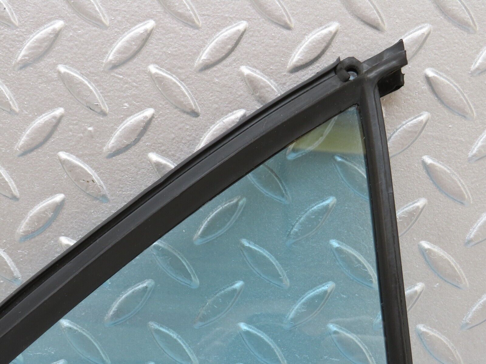 35060 Mercedes-Benz W210 320E Rear Right Quarter Window Glass 2107350224