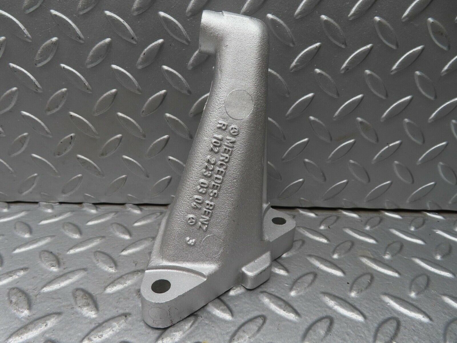 13614 Mercedes-Benz W123 200 Engine Mount Bracket Right Side 1022230304