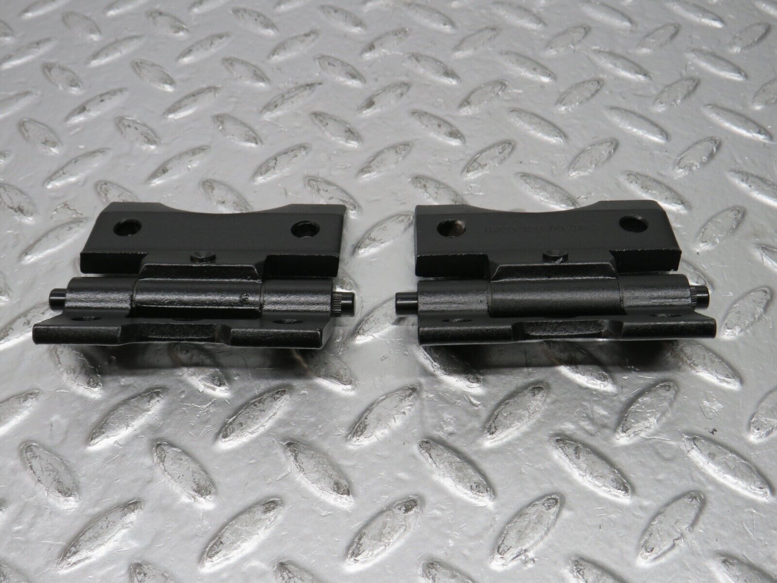 31119 Mercedes-Benz W123 200D Door Hinge Pair 1237200037
