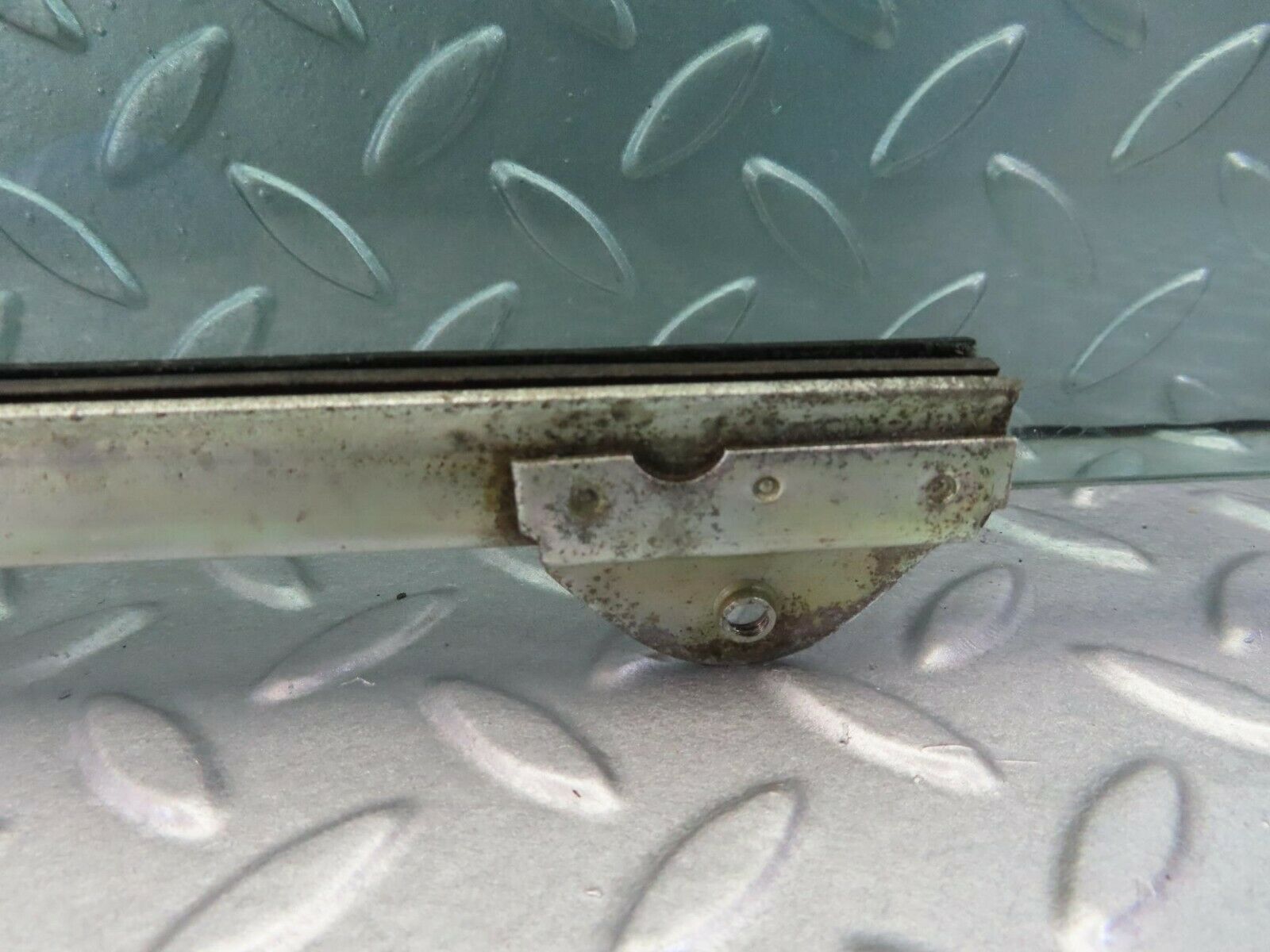 7863 Mercedes-Benz W115 220D Front Right Door Window Glass