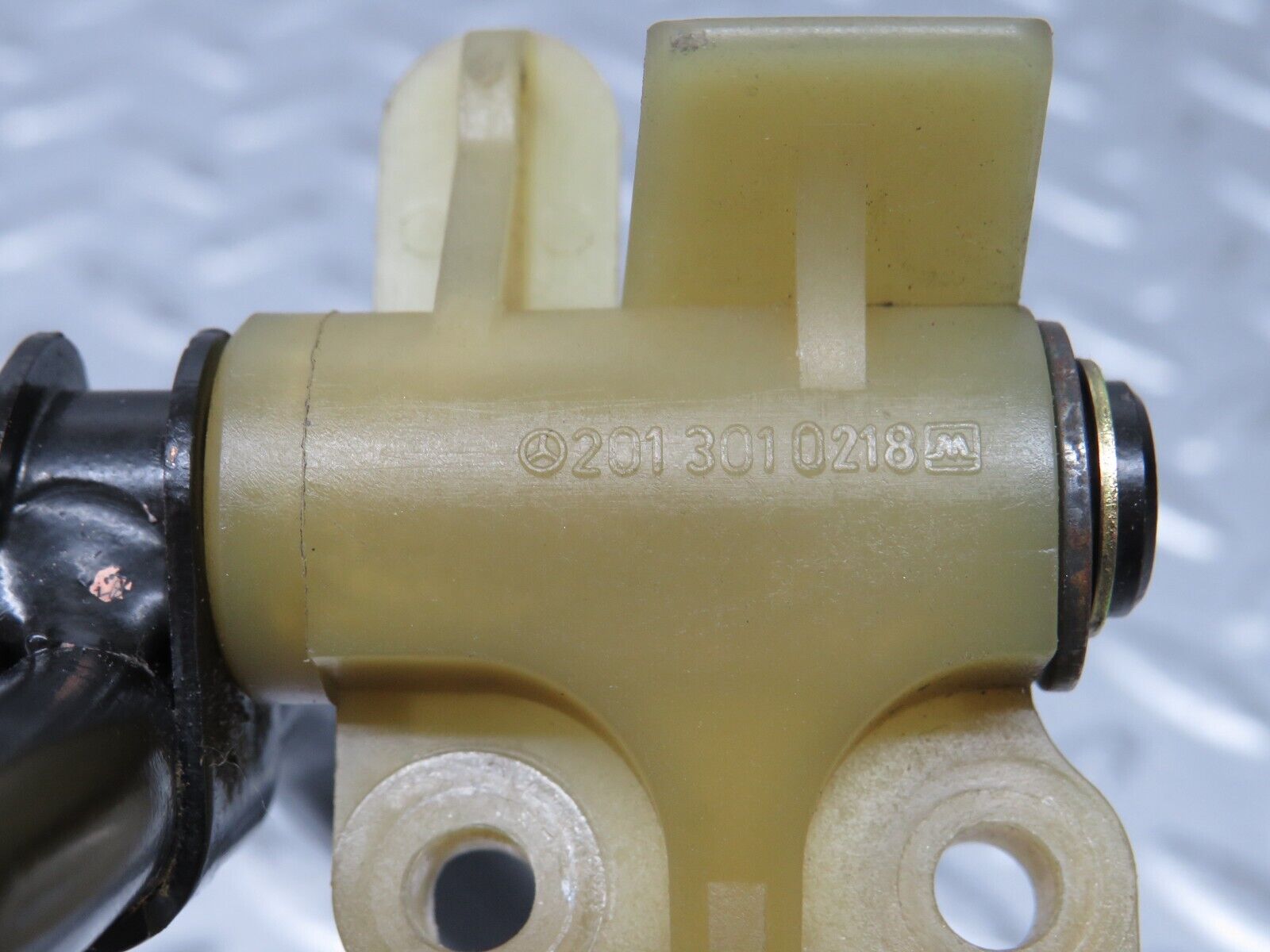 38934 Mercedes-Benz W201 190E 2.6L Accelerator Pedal Linkage 2013010218