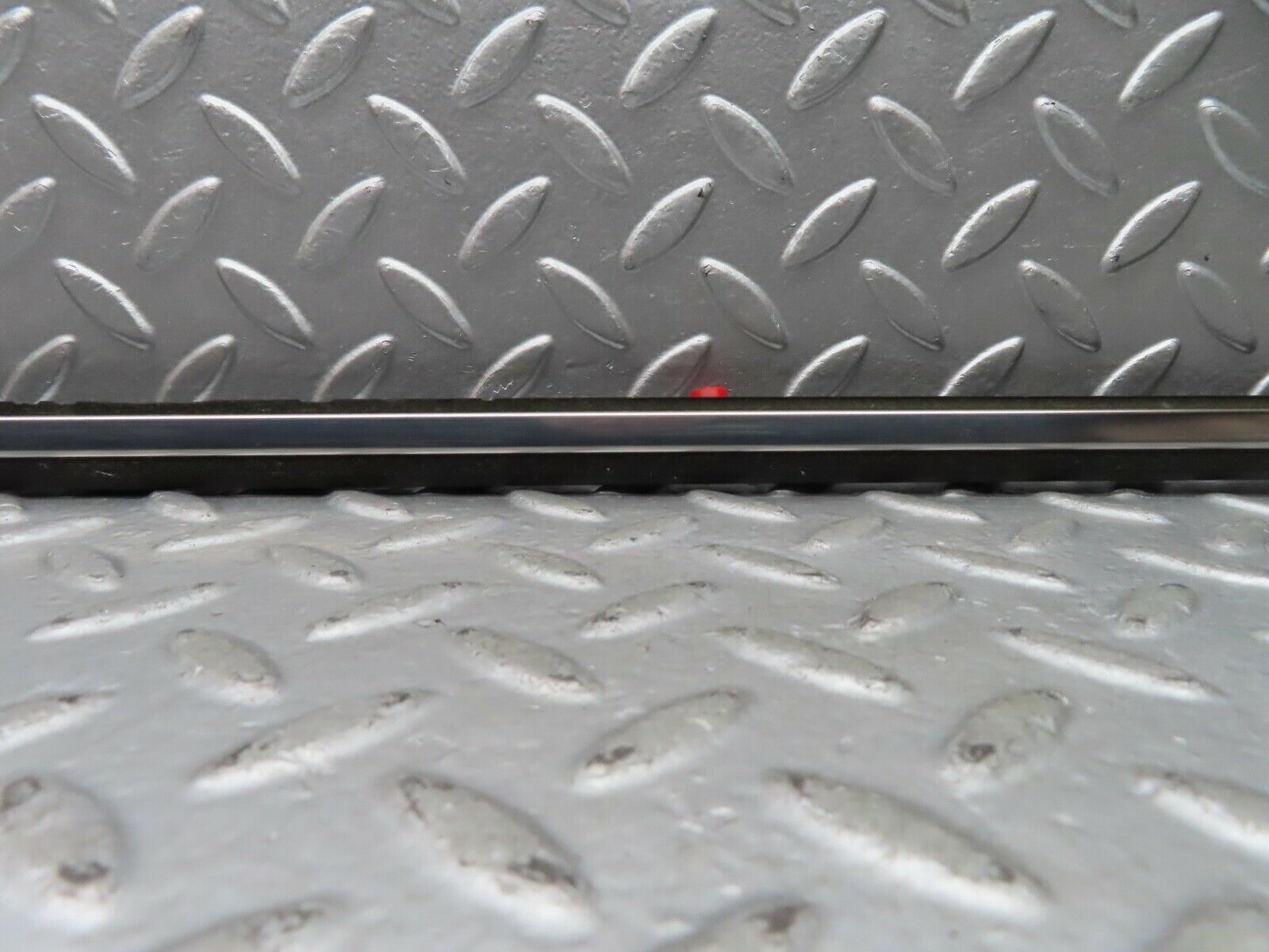 21102 Mercedes-Benz W123 230E Front Left Fender Wing Centre Moulding Trim