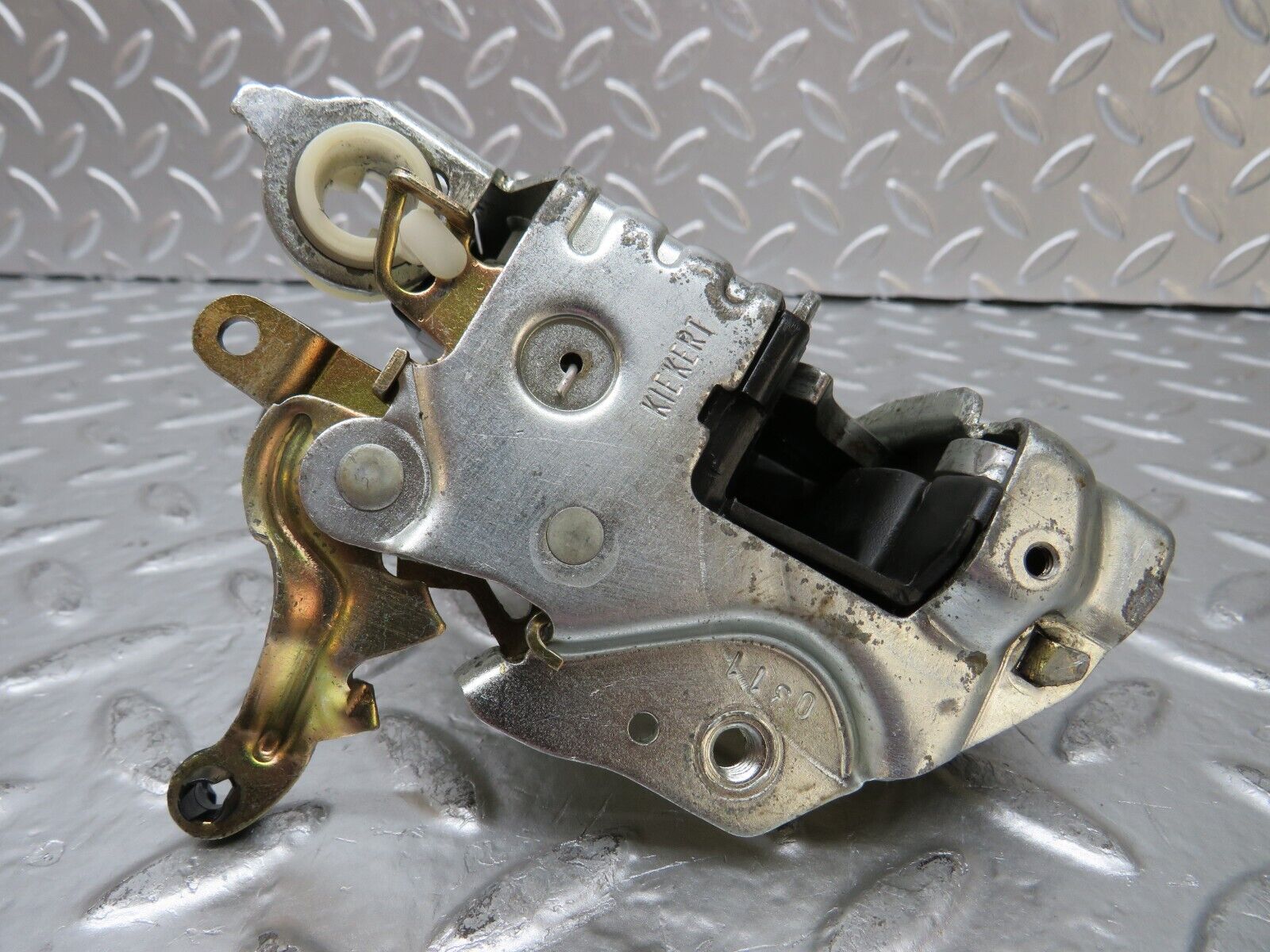 25211 Mercedes-Benz W201 190D Front Right Door Lock Mechanism