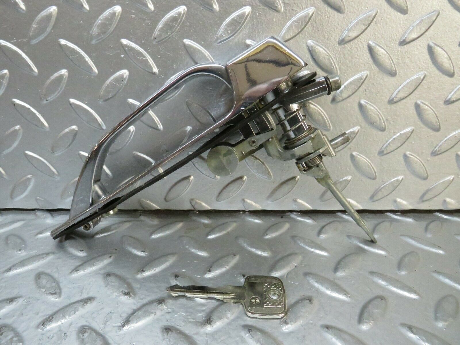 23721 Mercedes-Benz W116 350E Front Left Exterior Door Handle Key 1167600159