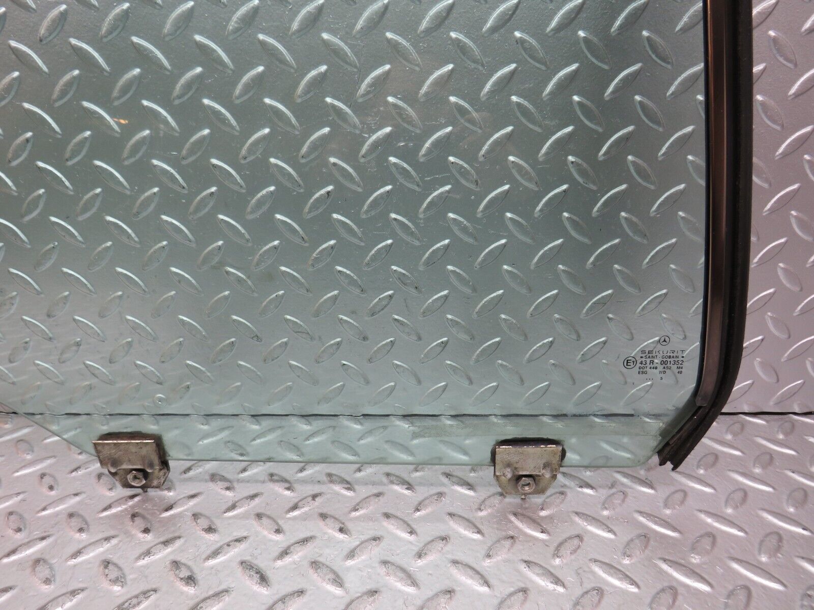 28942 Mercedes-Benz C124 320CE Coupe Rear Right Window Glass