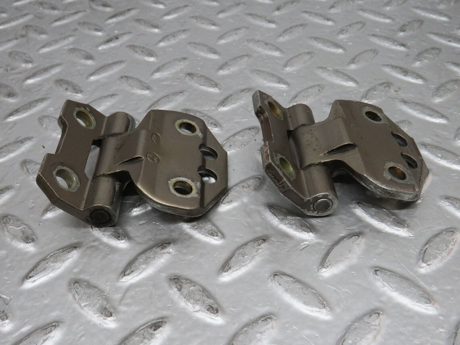 29602 Mercedes-Benz W124 230E Right Door Hinge Pair