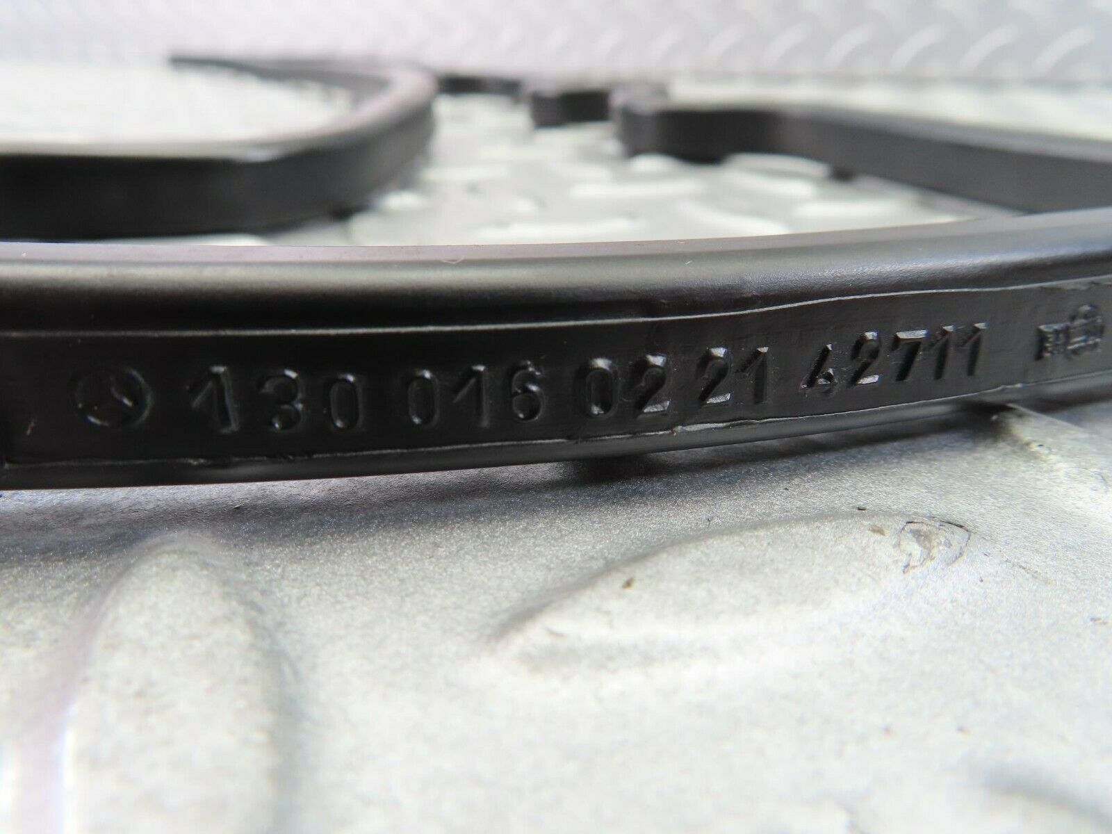 8105 Mercedes-Benz W108 Valve Cover Gasket Seal 1300160221