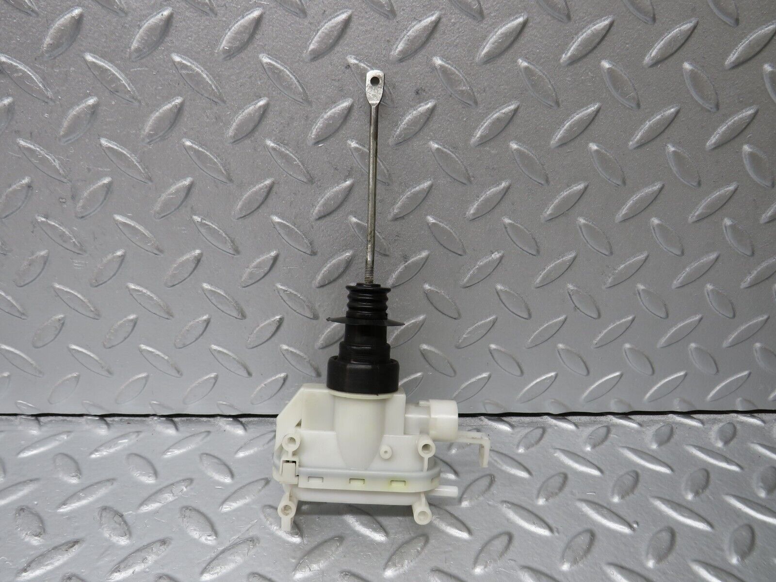 36149 Mercedes-Benz W126 420SE Front Right Door Lock Vacuum Actuator