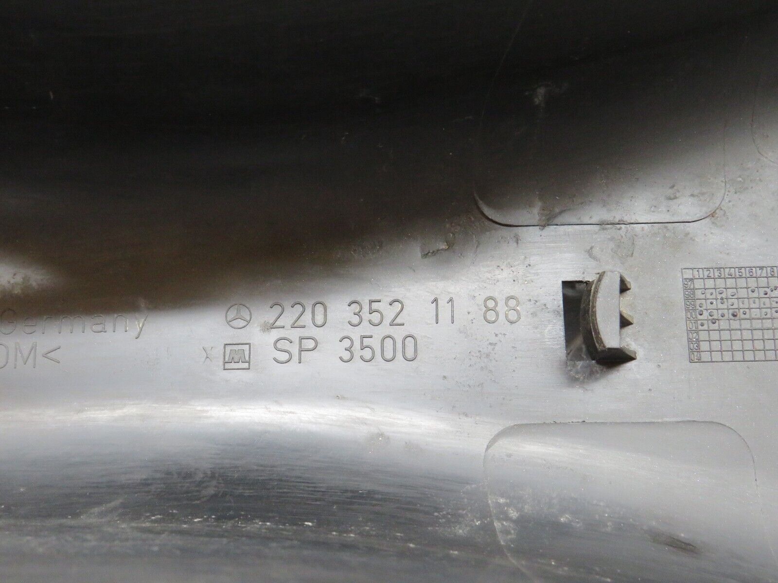 30210 Mercedes-Benz W220 S430 Rear Left Control Arm Cover 2203521188