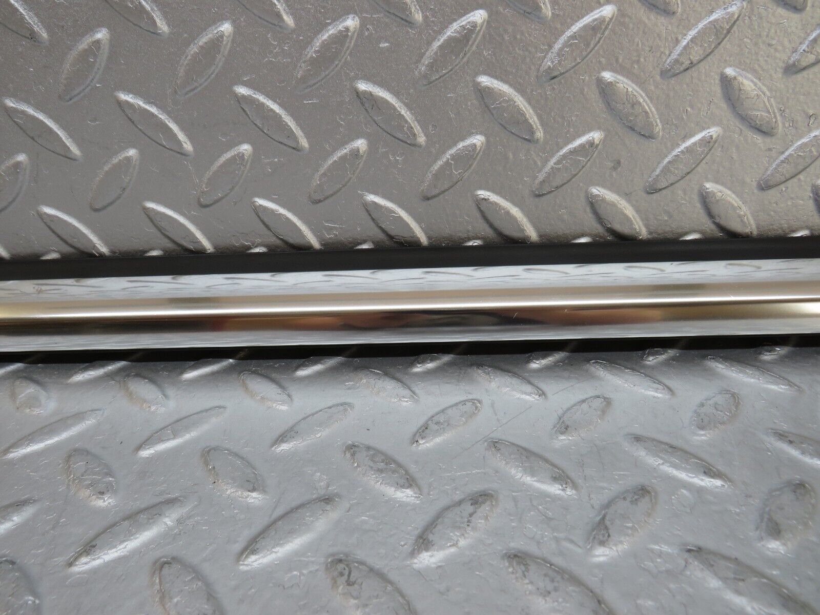 35263 Mercedes-Benz W221 Front Right Door Window Chrome Trim