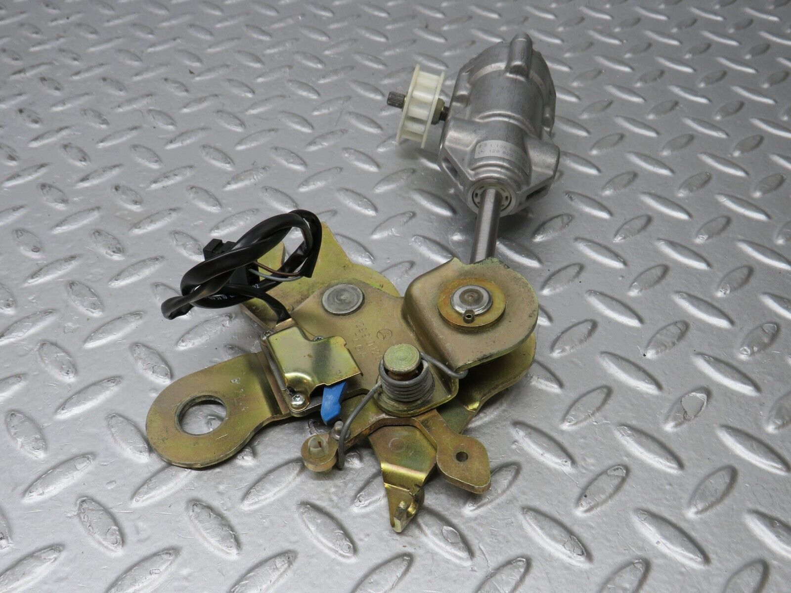 36823 Mercedes-Benz R129 300SL-24 Front Right Seat Recline Mechanism 1298202607 1136201033 1299101261