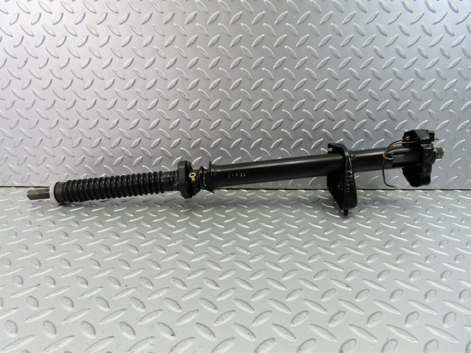 7743 Mercedes-Benz S123 230TE Wagon Steering Column