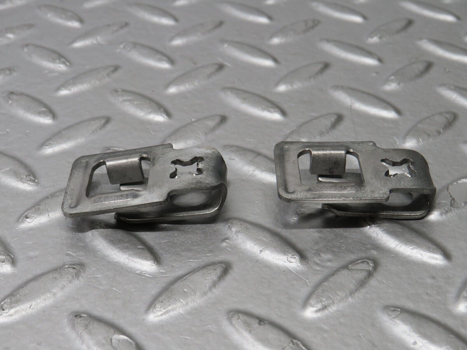 39030 Mercedes-Benz W201 190E 2.6L Fuel Injector Bracket 2x