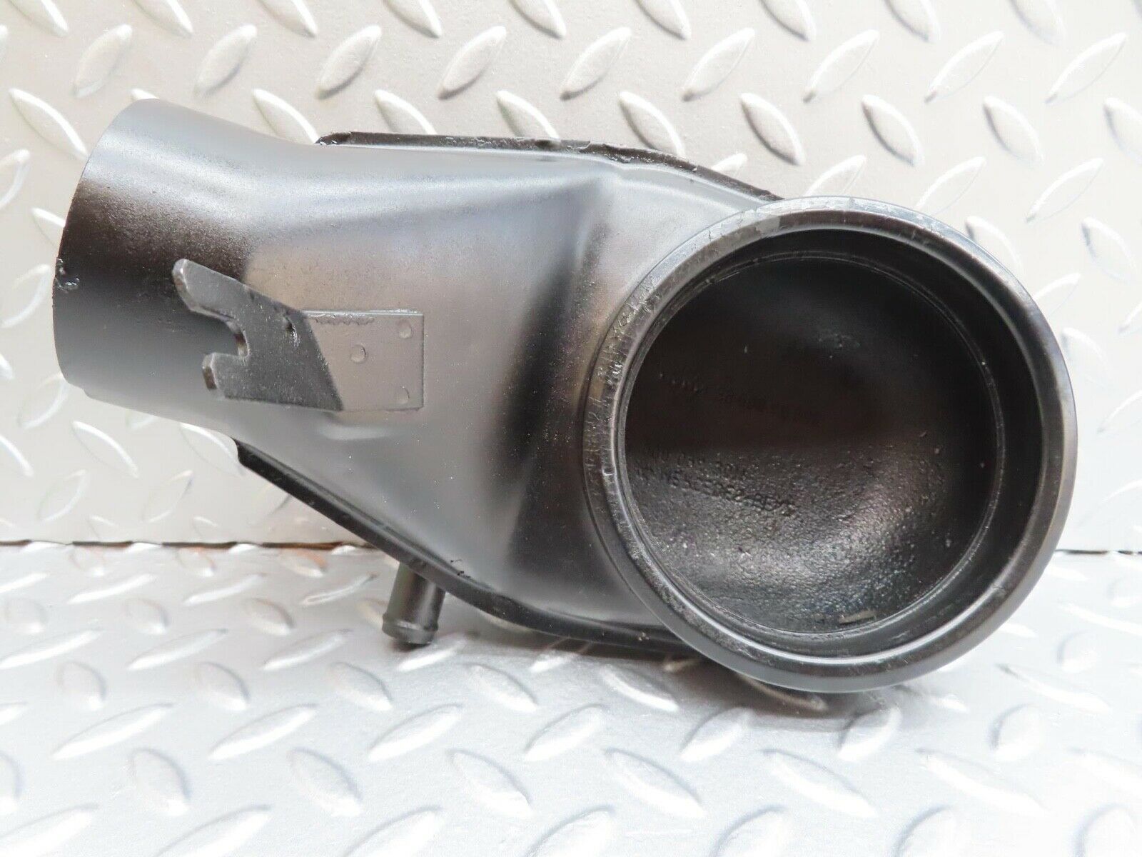 13926 Mercedes-Benz C107 280SLC Air Intake 0000943011