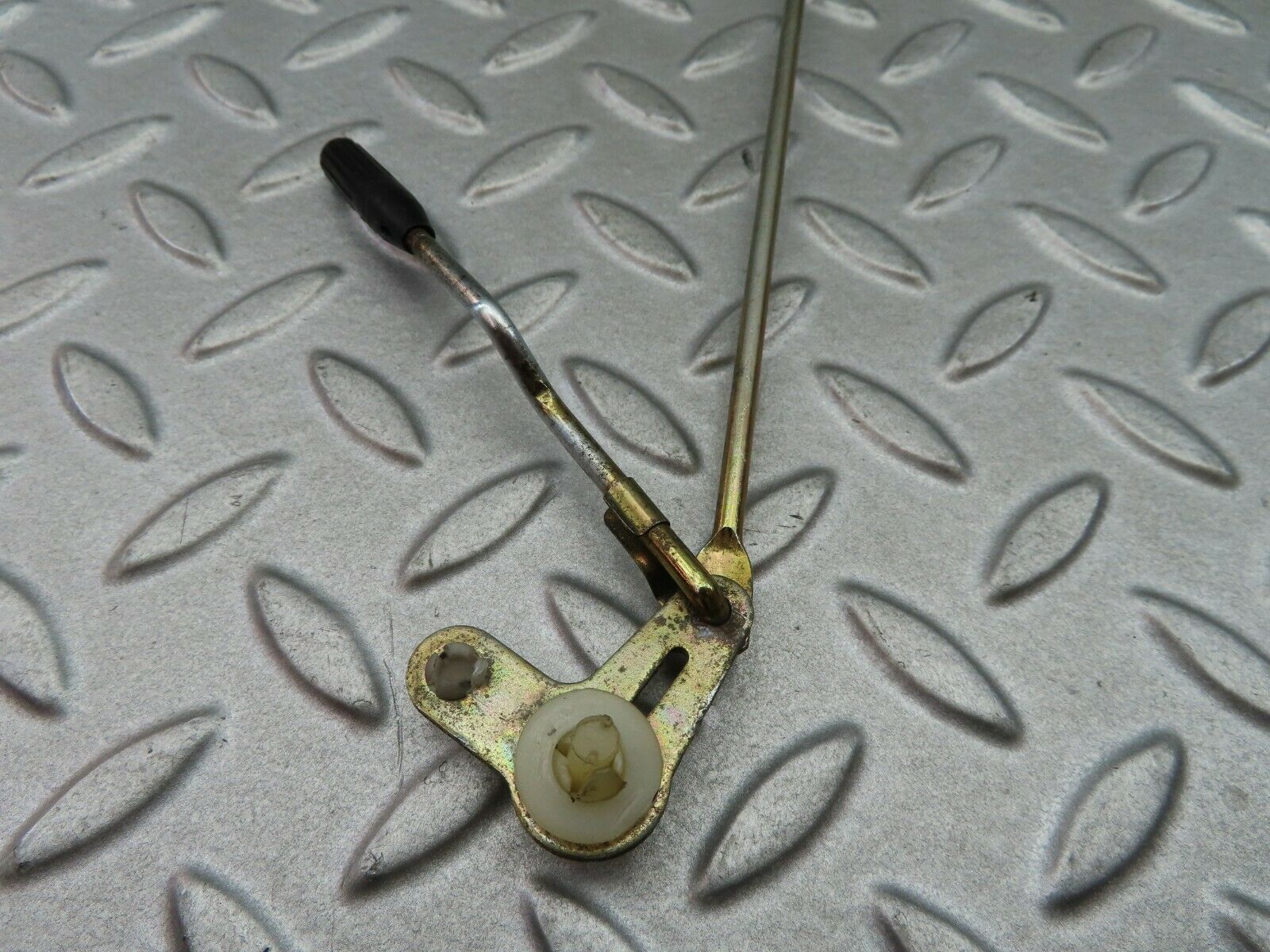 6090 Mercedes-Benz W126 380SE Door Lock Vacuum Actuator & Knob Rear Left