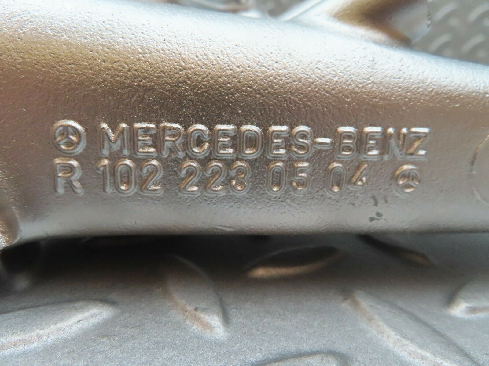 3833 Mercedes-Benz S123 200T Wagon Engine Mount Bracket Left Side 1022230504