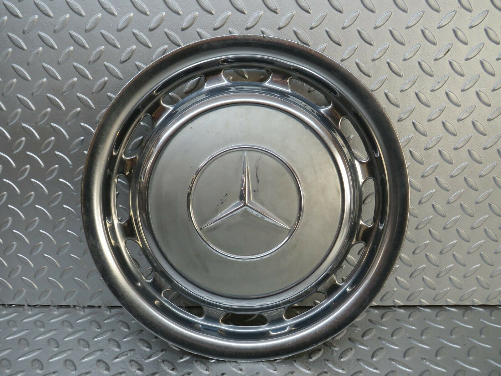 23866 Mercedes-Benz C107 450SLC Coupe Wheel Trim Hub Cap 14"