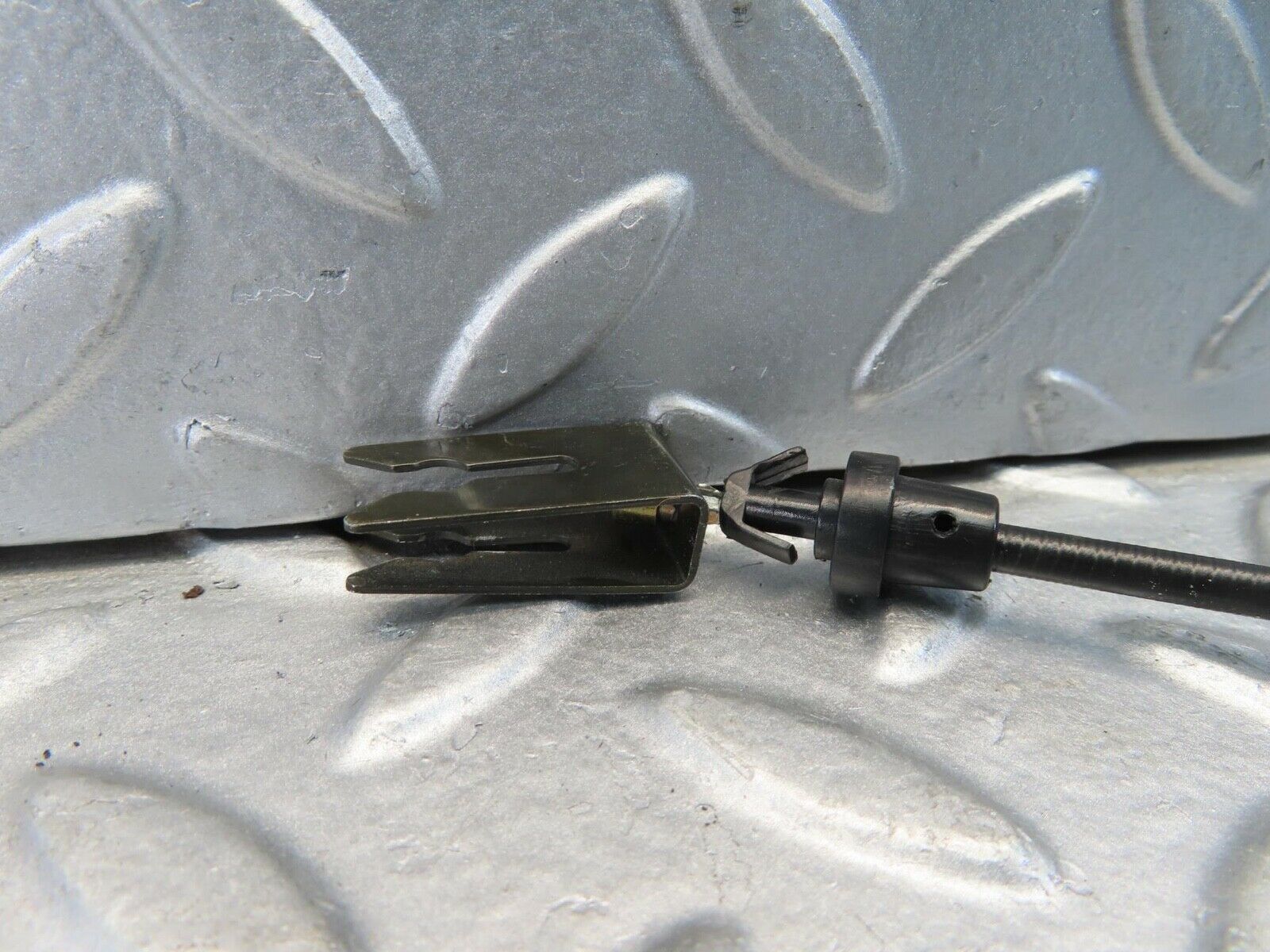 11222 Mercedes-Benz W221 S320 Front Right Seat Belt Adjuster Cable 2218600288