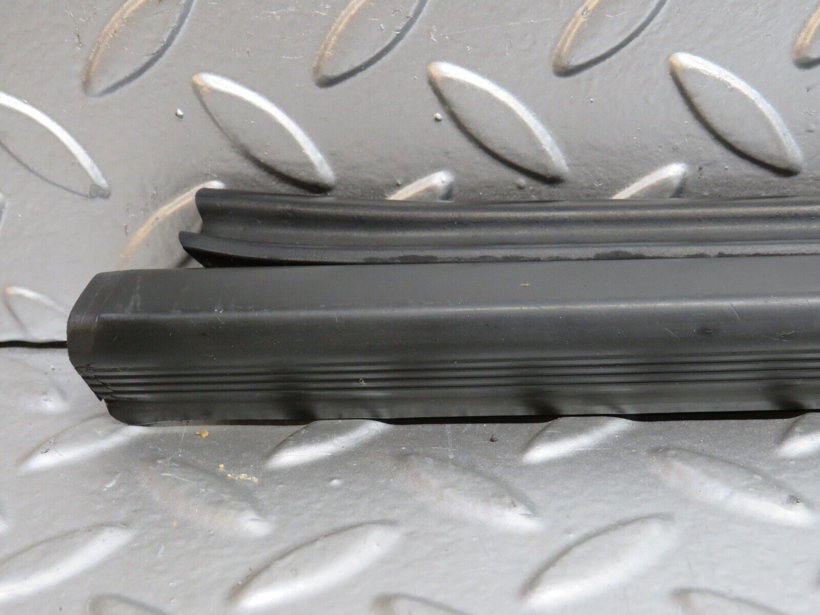 32591 Mercedes-Benz S124 300TE Wagon Door Lower Sealing Rubber Trim Left