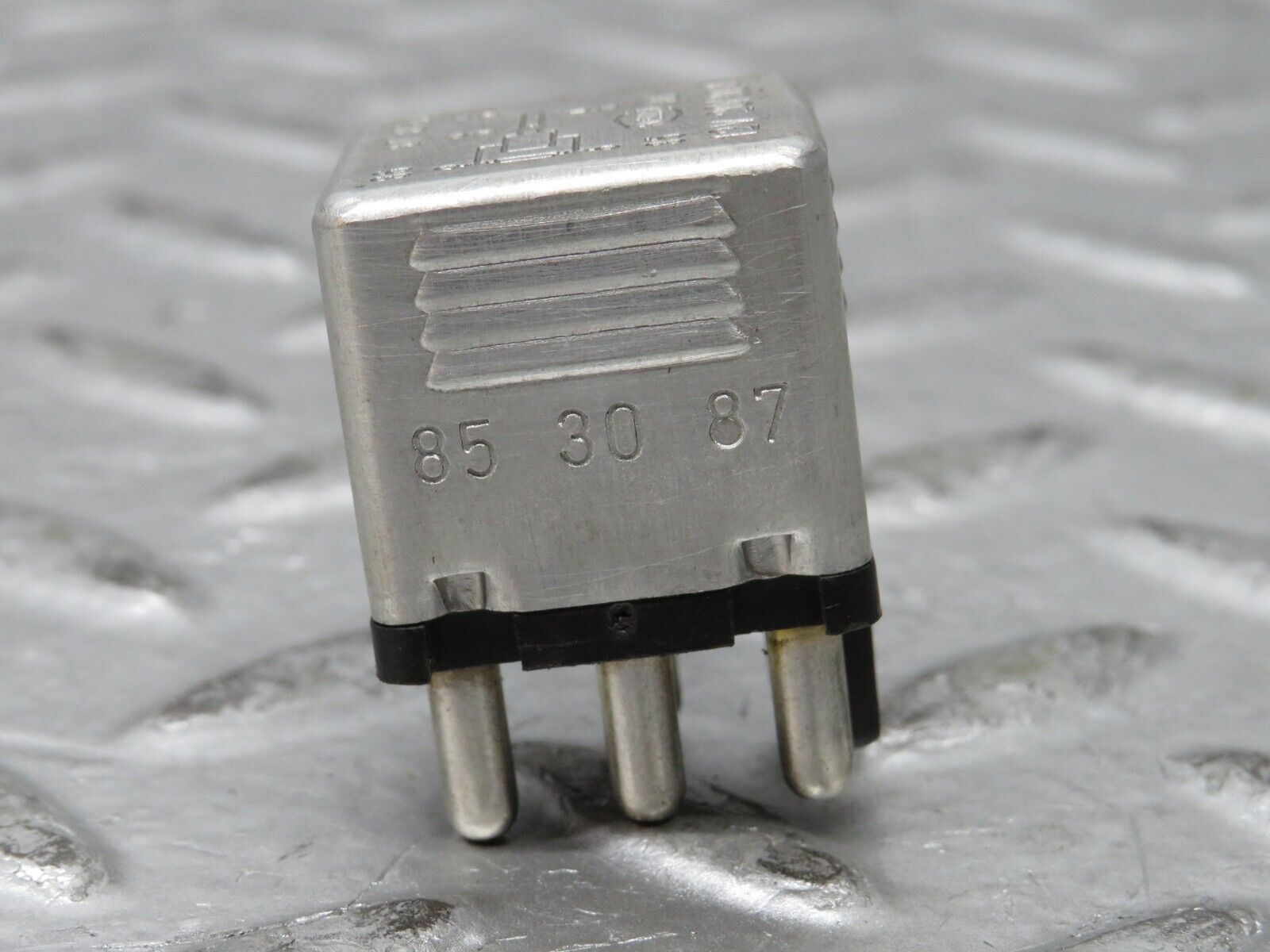 27198 Mercedes-Benz W123 280E Multi Purpose Relay 0015420219