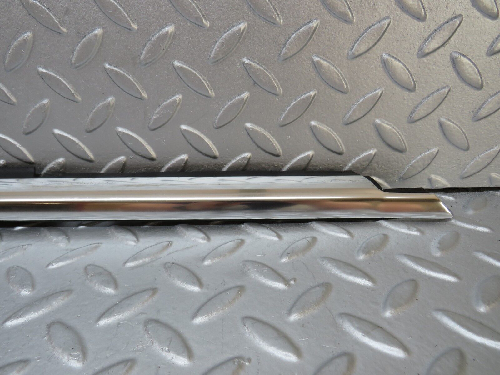 35263 Mercedes-Benz W221 Front Right Door Window Chrome Trim