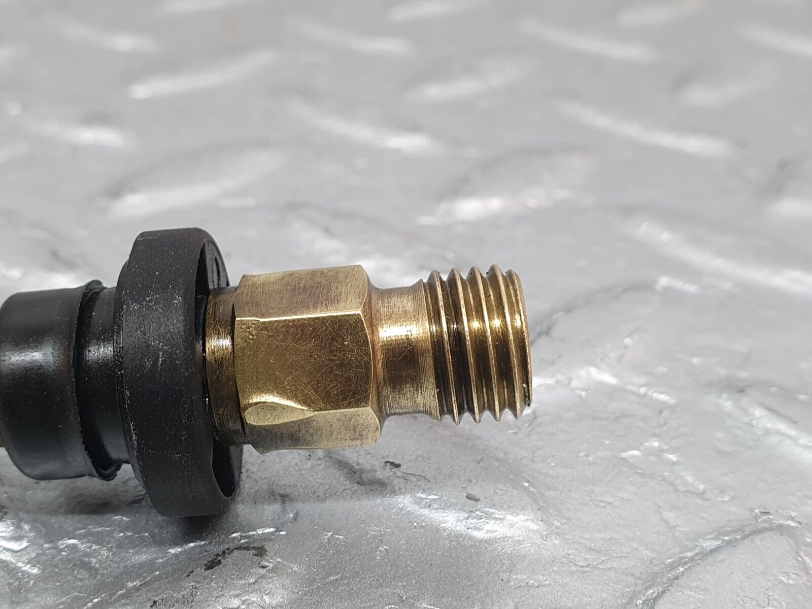 41032 Mercedes-Benz W126 300SE Fuel Injector Bosch 0000785623 0437502047