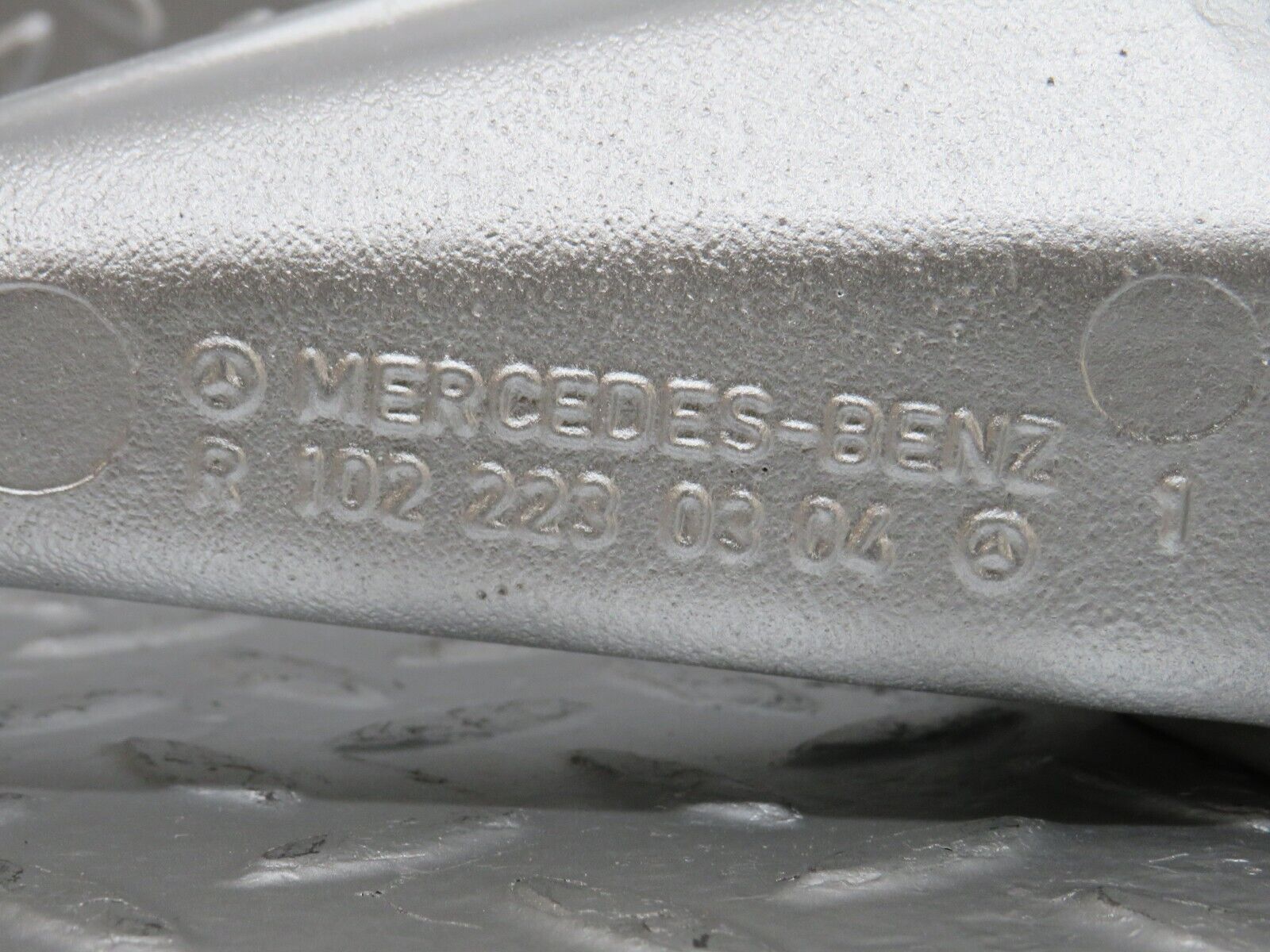 25487 Mercedes-Benz W123 200 Engine Mount Bracket Right Side 1022230304