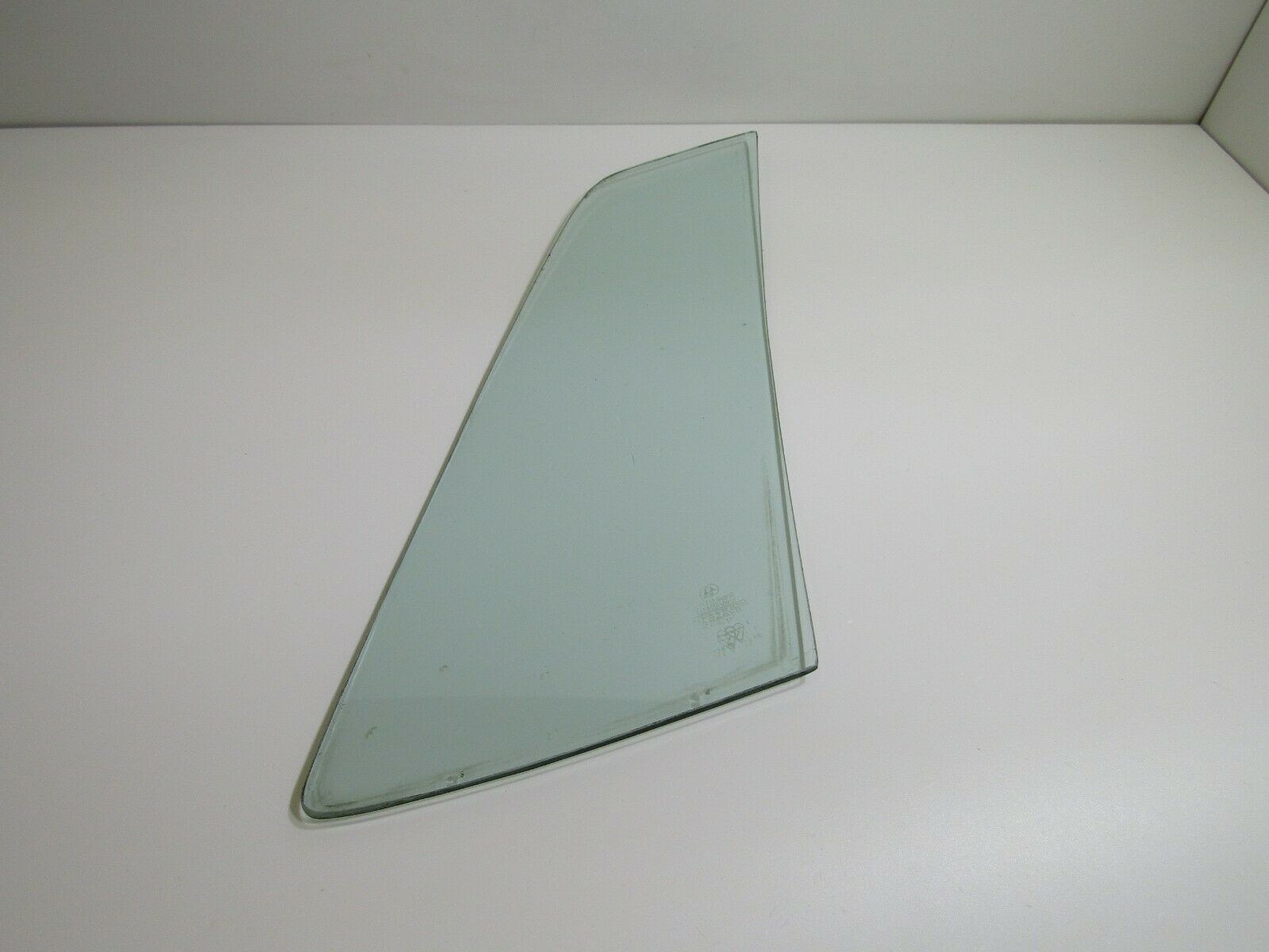 1135 Mercedes-Benz C107 350SLC Coupe Coupe Side Window Flap Left Rear