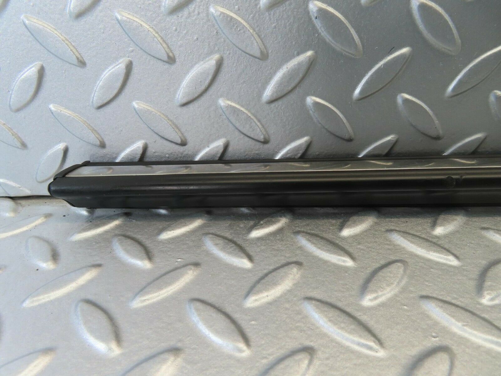 10897 Mercedes-Benz W123 230E Front Right Door Centre Moulding Trim